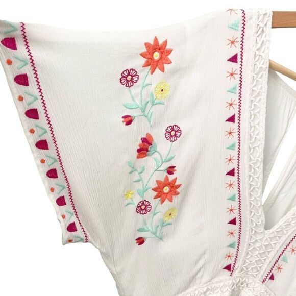 Jun & Ivy White Embroidered Floral V-Neck Short Sleeve Romper in Size Medium - Picture 11 of 16